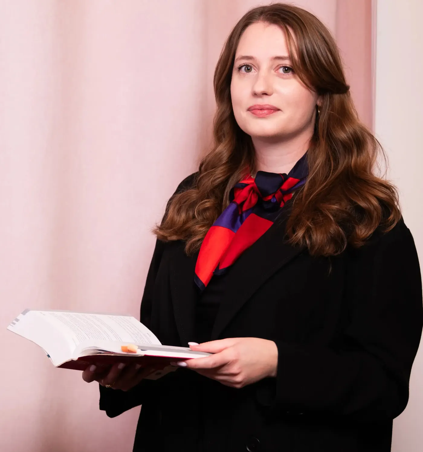 Agata Wysocka - Aplikantka Radcowska w todze, specjalistka prawa karnego i rodzinnego